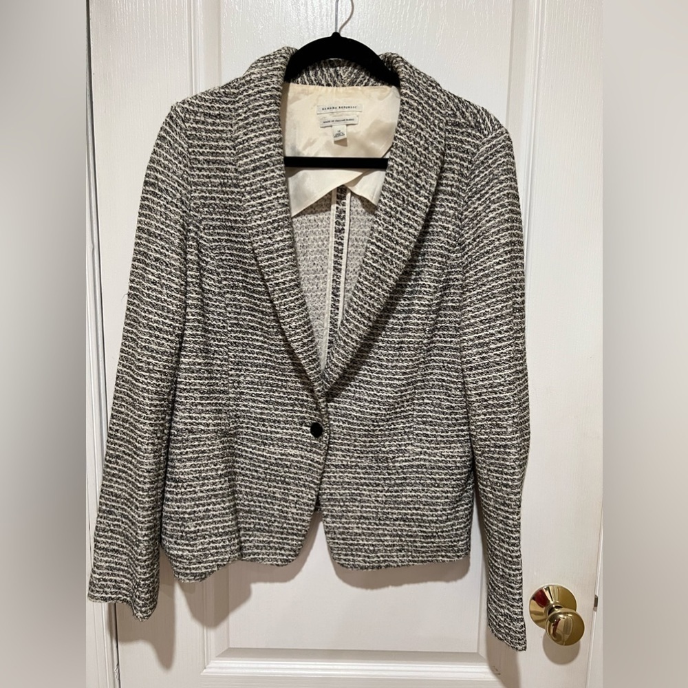 Cropped black, white, and metallic Banana Republic blazer size 14